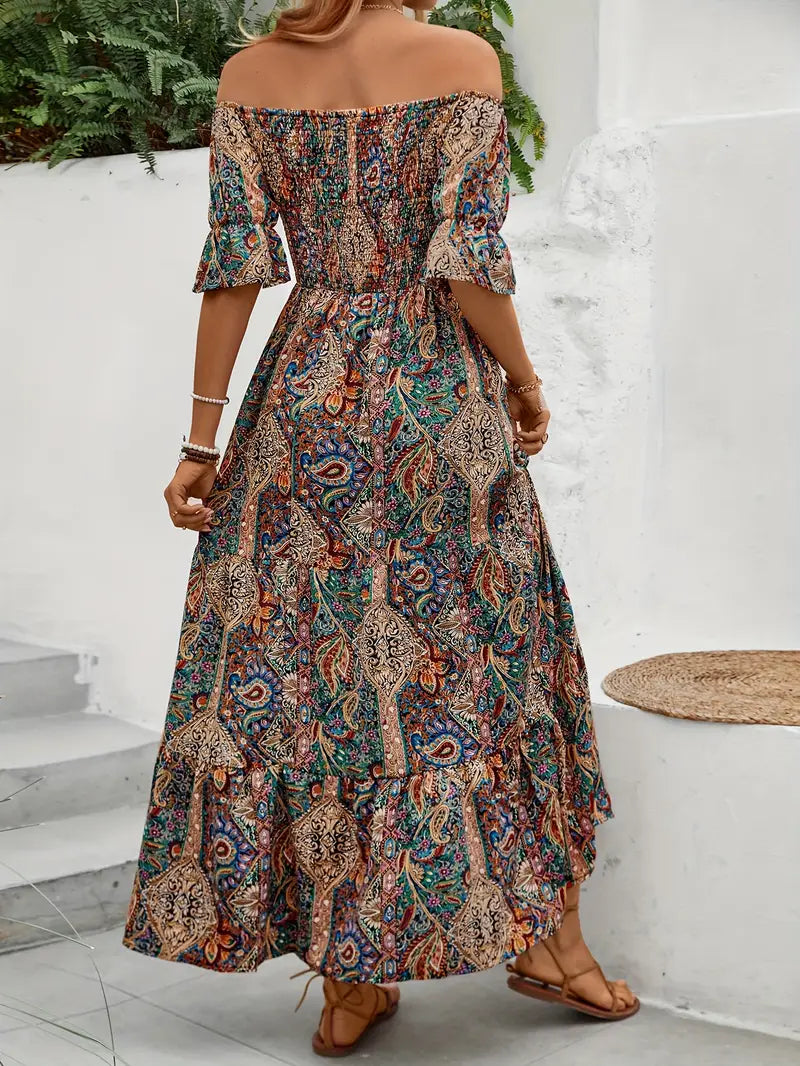 Schulterfreies, gerafftes Swingkleid mit Paisley-Print