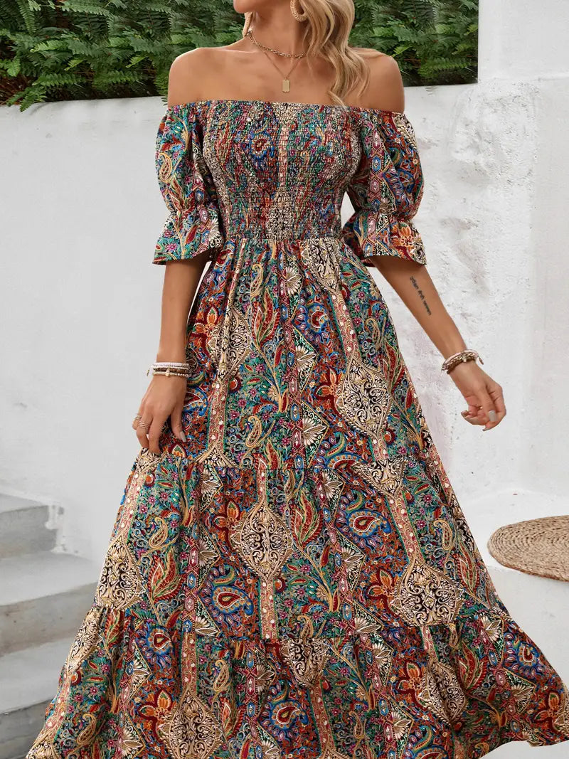 Schulterfreies, gerafftes Swingkleid mit Paisley-Print