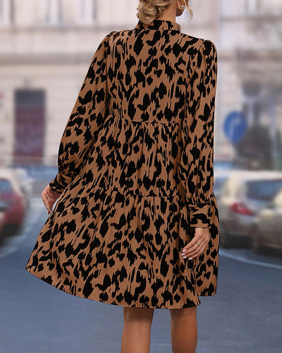 Langärmliges kleid mit leopardenmuster