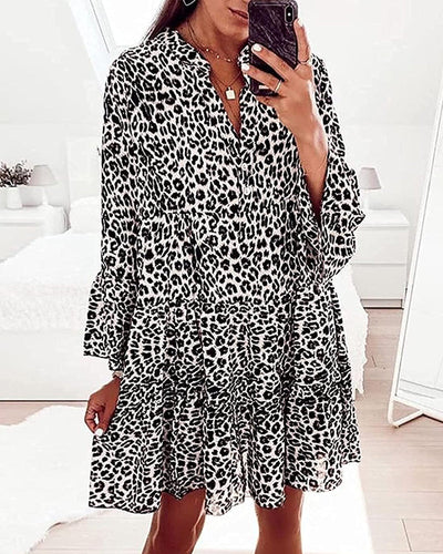 Kleid mit Leopardenmuster und V-Ausschnitt