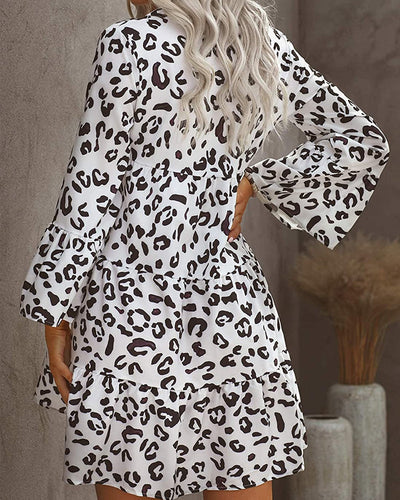 Kleid mit Leopardenmuster und V-Ausschnitt